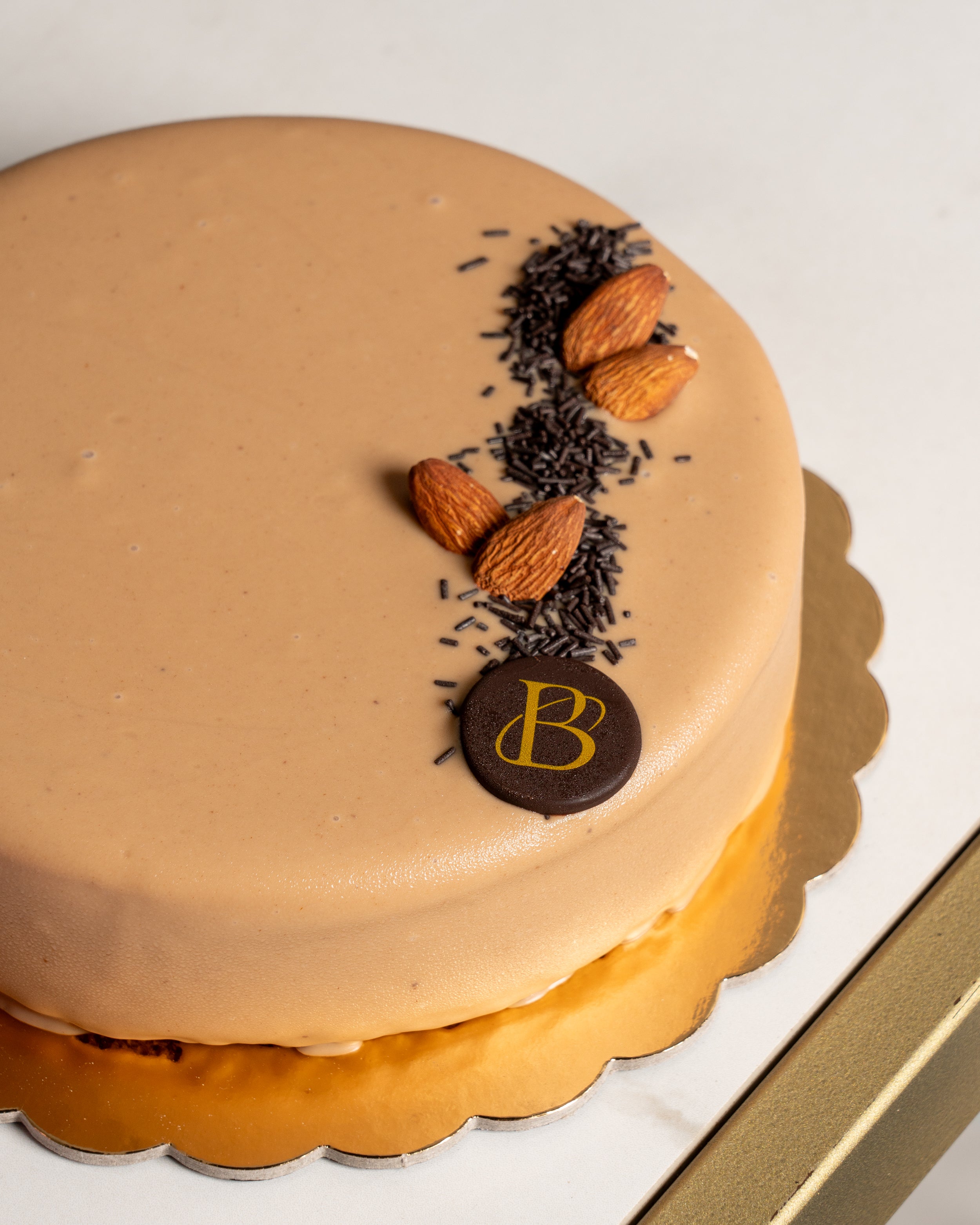 Torta alle mandorle con cuore fondente